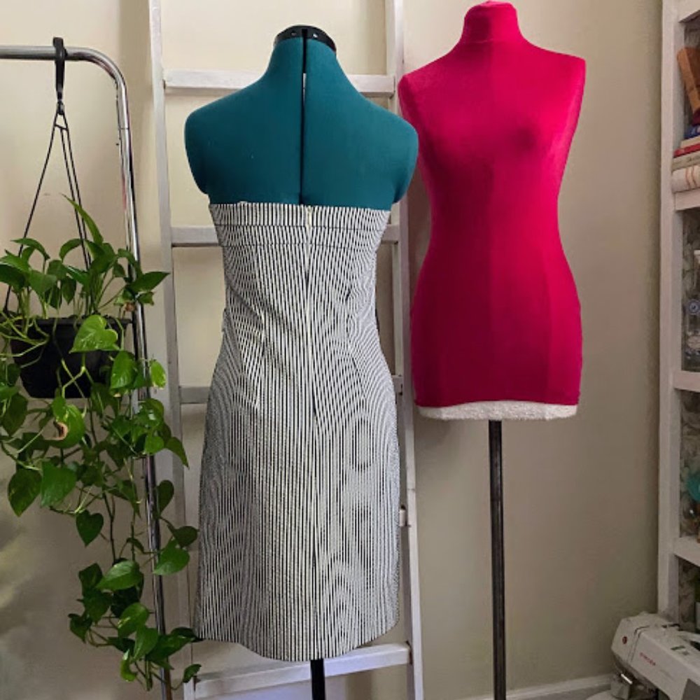 Trina Turk black and white seersucker dress sz 2 - Picture 2 of 7